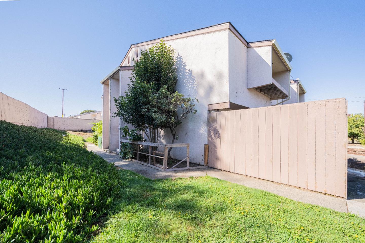 Detail Gallery Image 2 of 32 For 918 Acosta Plz #61,  Salinas,  CA 93905 - 3 Beds | 1/1 Baths