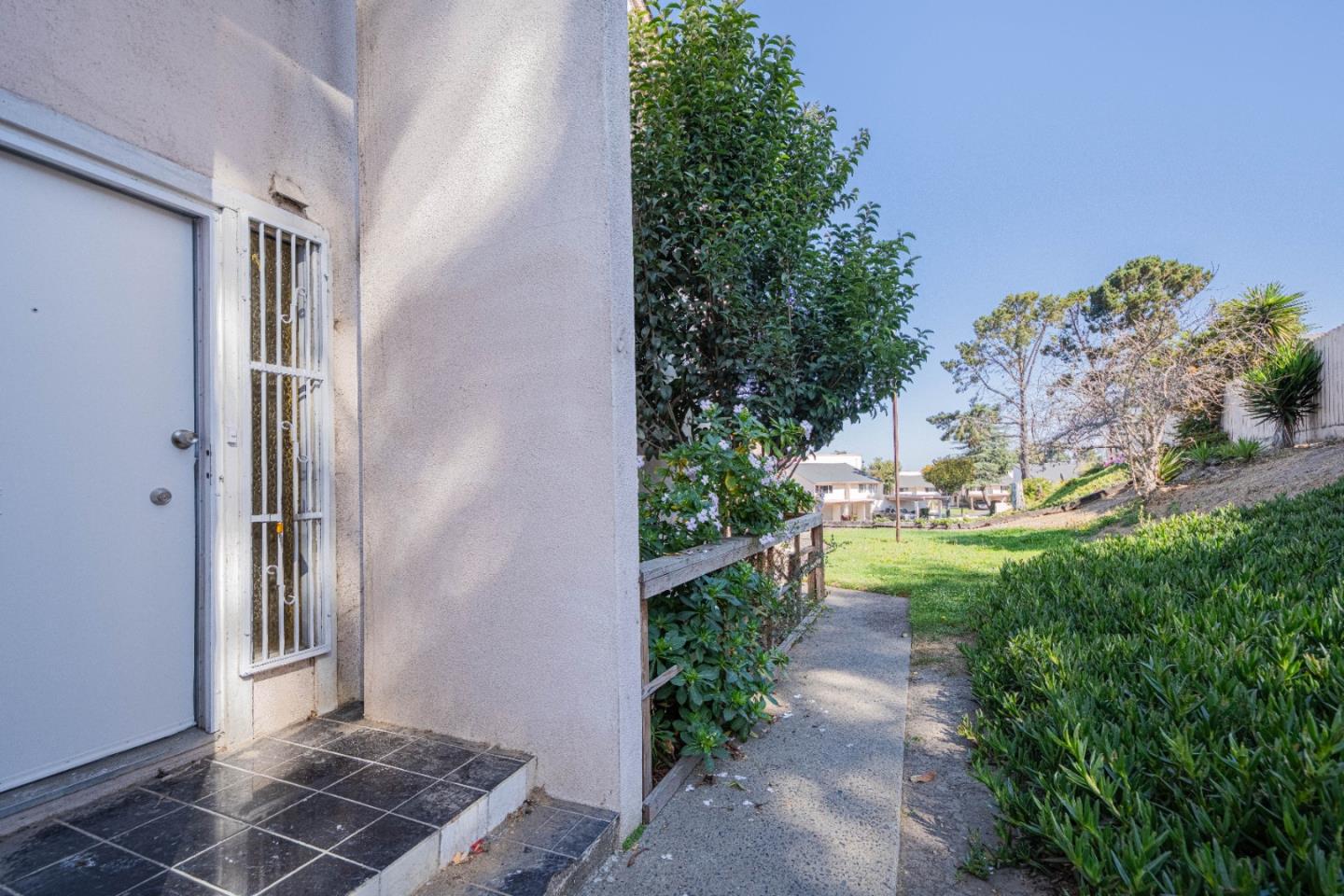 Detail Gallery Image 3 of 32 For 918 Acosta Plz #61,  Salinas,  CA 93905 - 3 Beds | 1/1 Baths