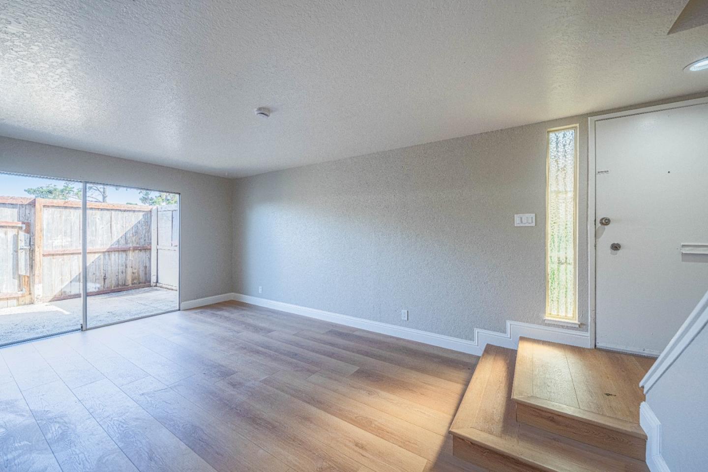 Detail Gallery Image 5 of 32 For 918 Acosta Plz #61,  Salinas,  CA 93905 - 3 Beds | 1/1 Baths