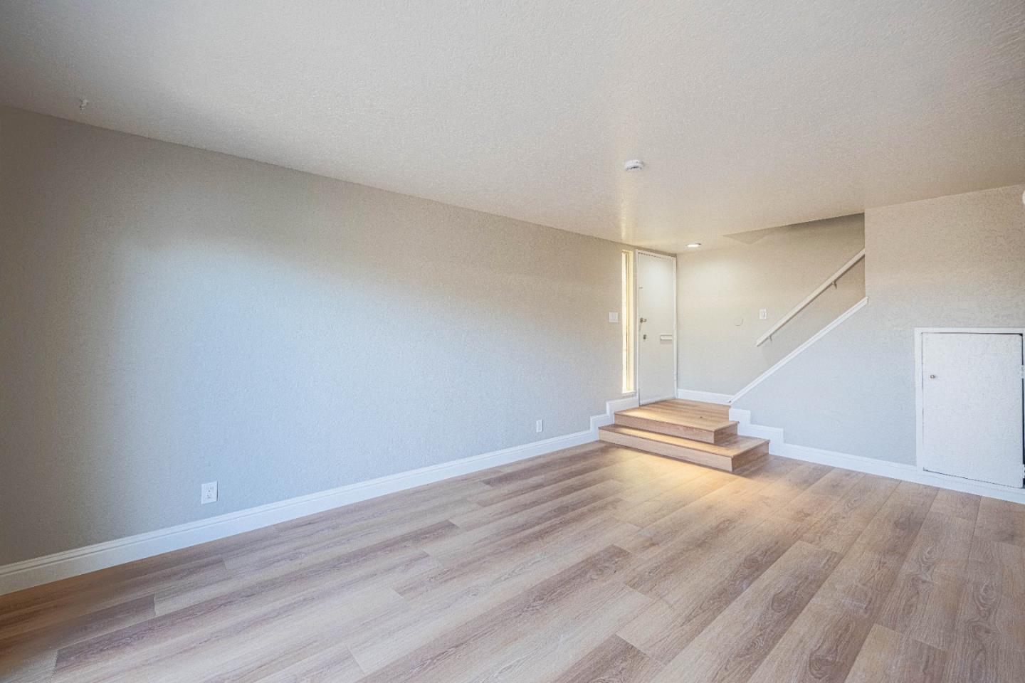 Detail Gallery Image 6 of 32 For 918 Acosta Plz #61,  Salinas,  CA 93905 - 3 Beds | 1/1 Baths
