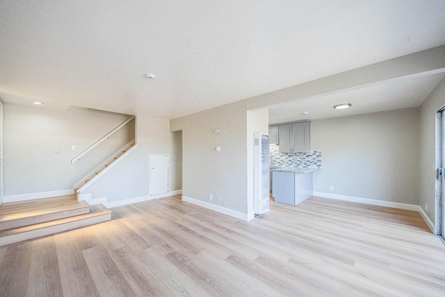 Detail Gallery Image 7 of 32 For 918 Acosta Plz #61,  Salinas,  CA 93905 - 3 Beds | 1/1 Baths