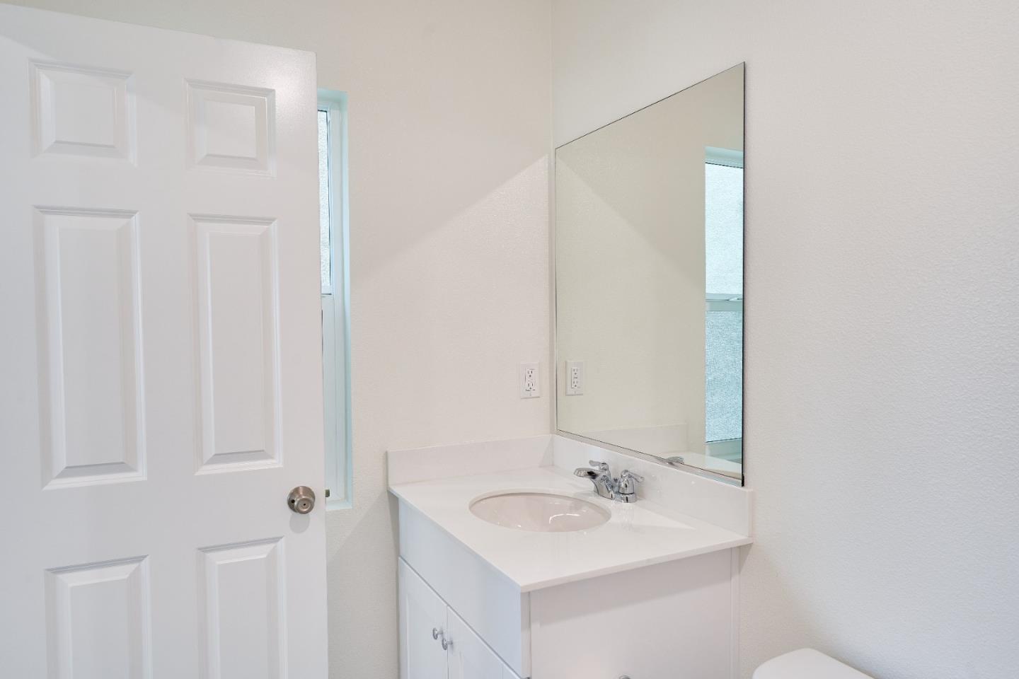 Detail Gallery Image 5 of 22 For 729 Daniel Freeman Cir, Inglewood,  CA 90301 - 4 Beds | 3/1 Baths