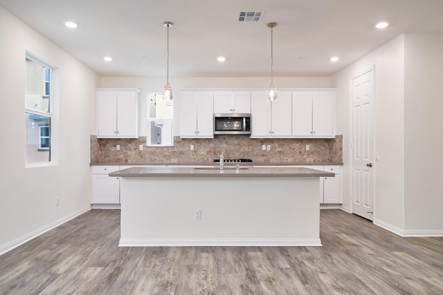 Detail Gallery Image 7 of 22 For 729 Daniel Freeman Cir, Inglewood,  CA 90301 - 4 Beds | 3/1 Baths