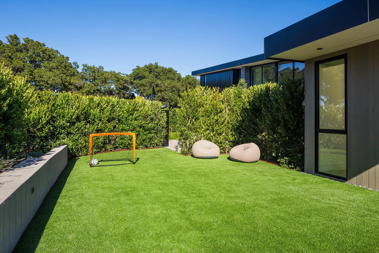 Detail Gallery Image 16 of 19 For 20 Pine Ct, Hillsborough,  CA 94010 - 5 Beds | 5/2 Baths