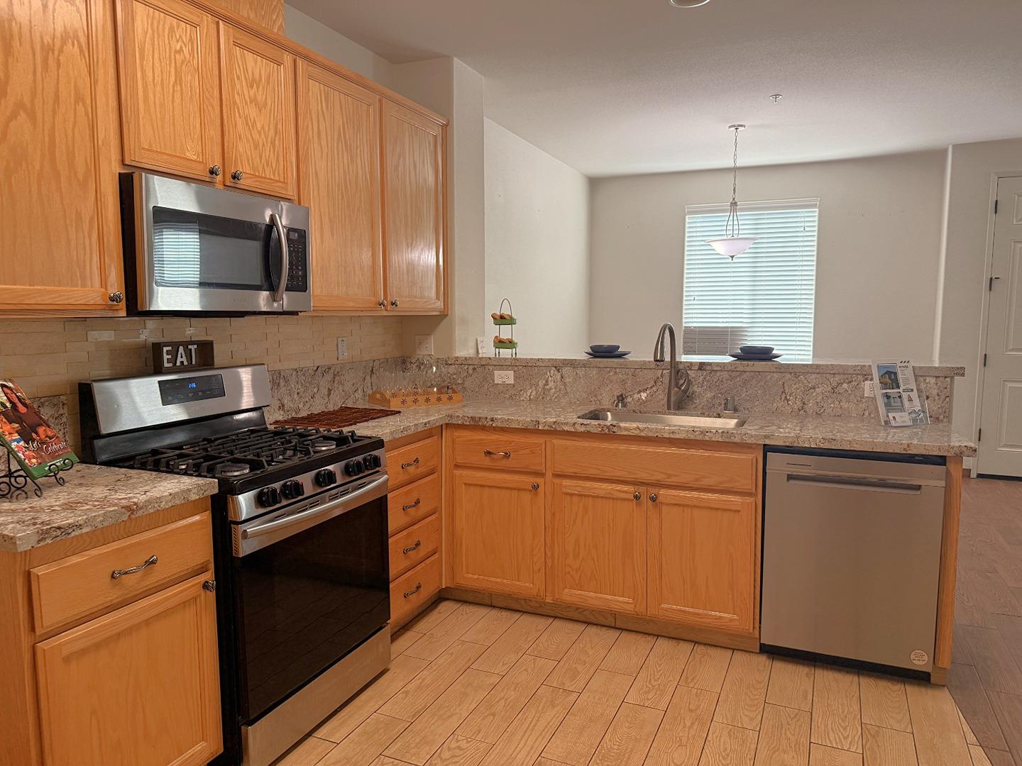 Detail Gallery Image 5 of 15 For 100 Vista Pointe Dr, Watsonville,  CA 95076 - 3 Beds | 2/1 Baths