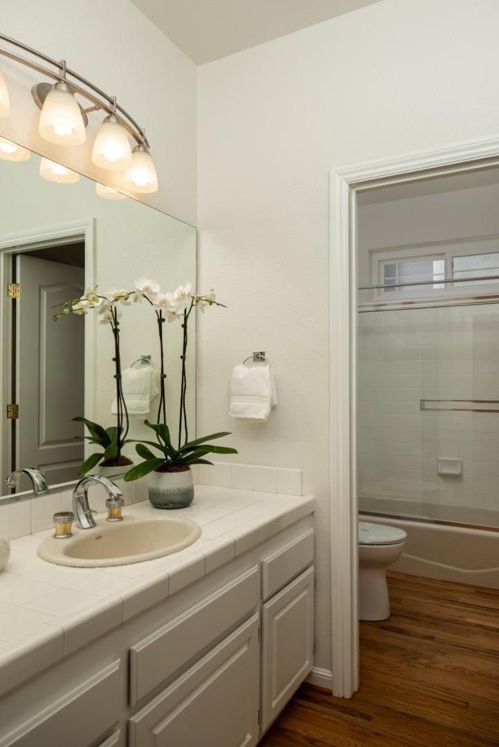 Detail Gallery Image 11 of 26 For 560 9th Ave, Menlo Park,  CA 94025 - 4 Beds | 3 Baths