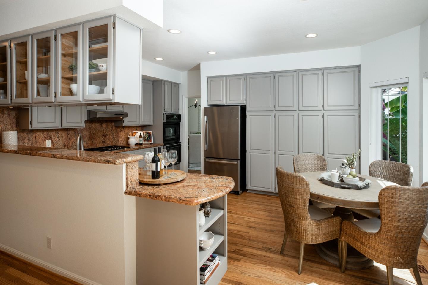 Detail Gallery Image 7 of 26 For 560 9th Ave, Menlo Park,  CA 94025 - 4 Beds | 3 Baths