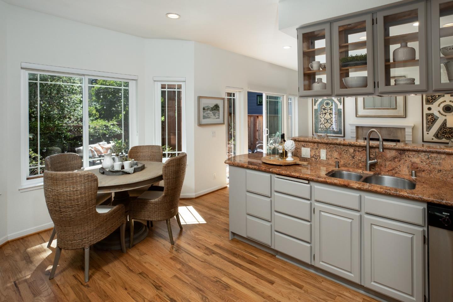 Detail Gallery Image 9 of 26 For 560 9th Ave, Menlo Park,  CA 94025 - 4 Beds | 3 Baths
