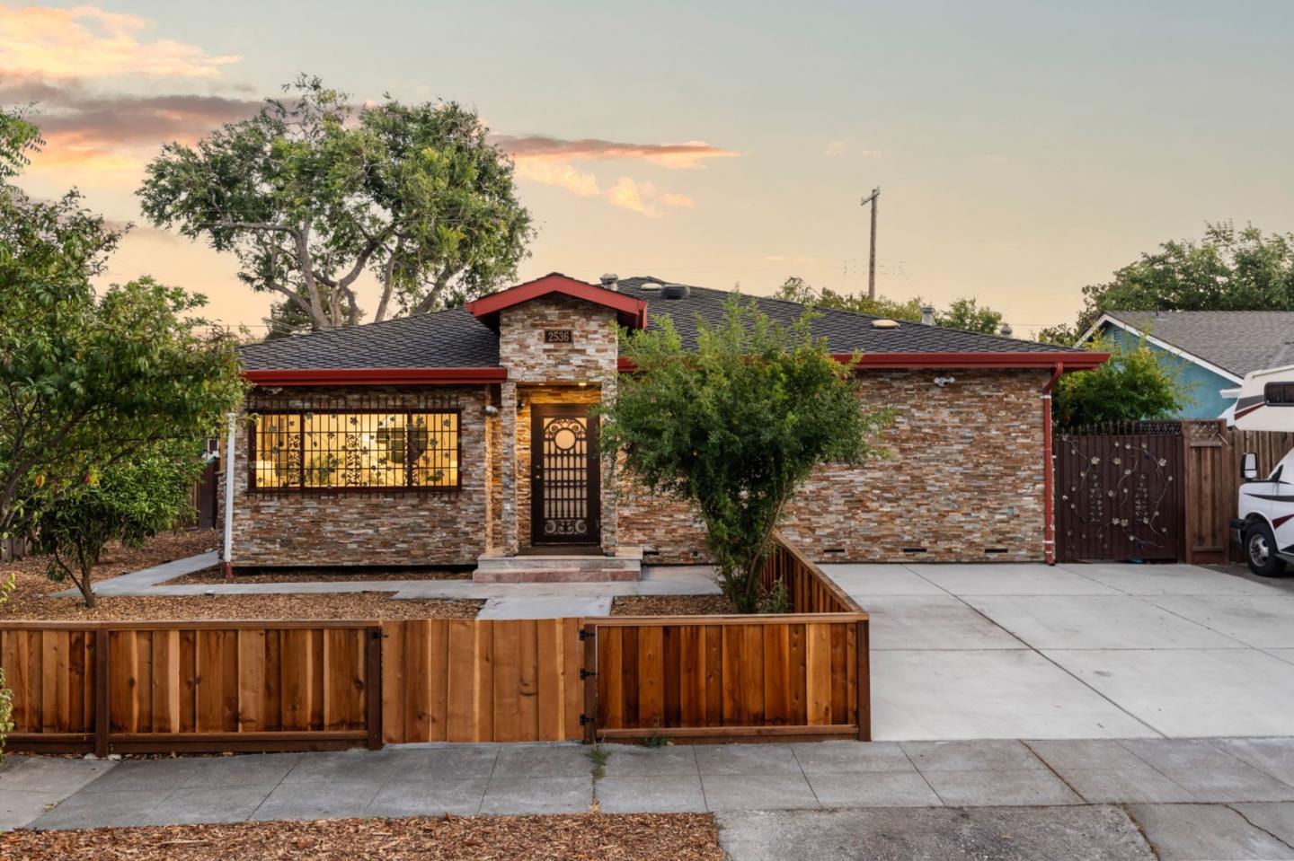 Detail Gallery Image 2 of 61 For 2536 Amethyst Dr, Santa Clara,  CA 95051 - 4 Beds | 3 Baths