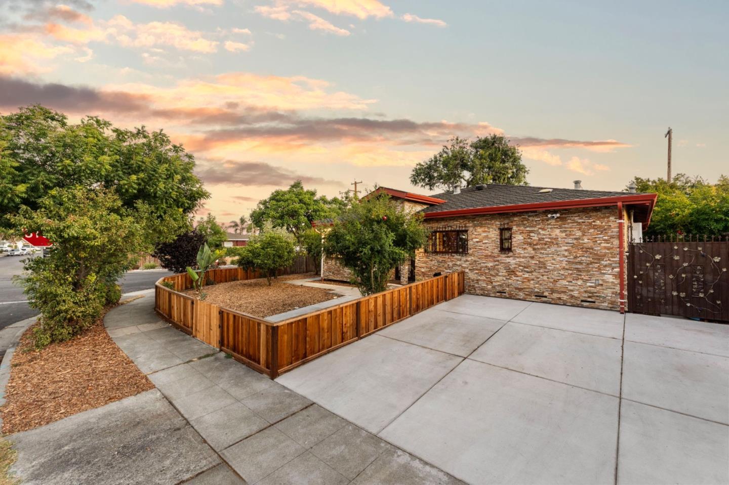 Detail Gallery Image 4 of 61 For 2536 Amethyst Dr, Santa Clara,  CA 95051 - 4 Beds | 3 Baths