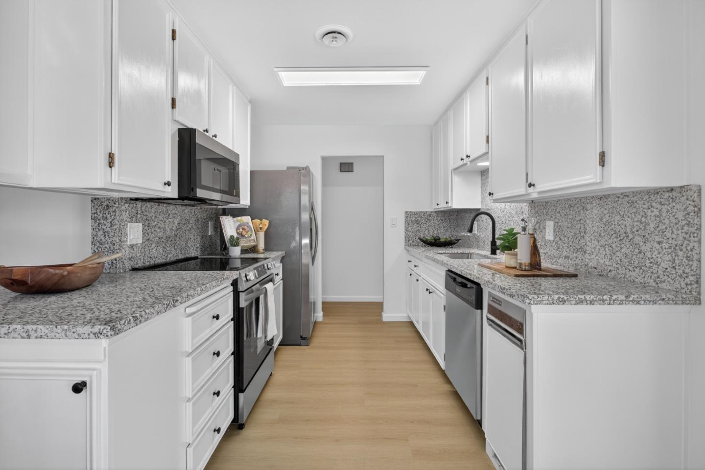 Detail Gallery Image 4 of 12 For 909 Guava Dr, Modesto,  CA 95356 - 3 Beds | 2 Baths