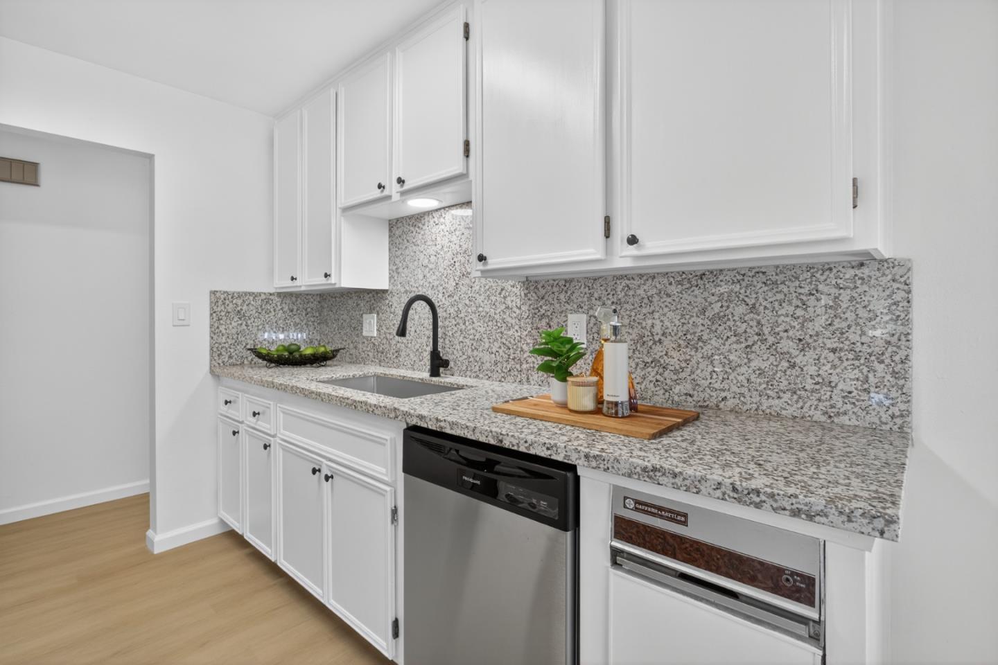 Detail Gallery Image 5 of 12 For 909 Guava Dr, Modesto,  CA 95356 - 3 Beds | 2 Baths