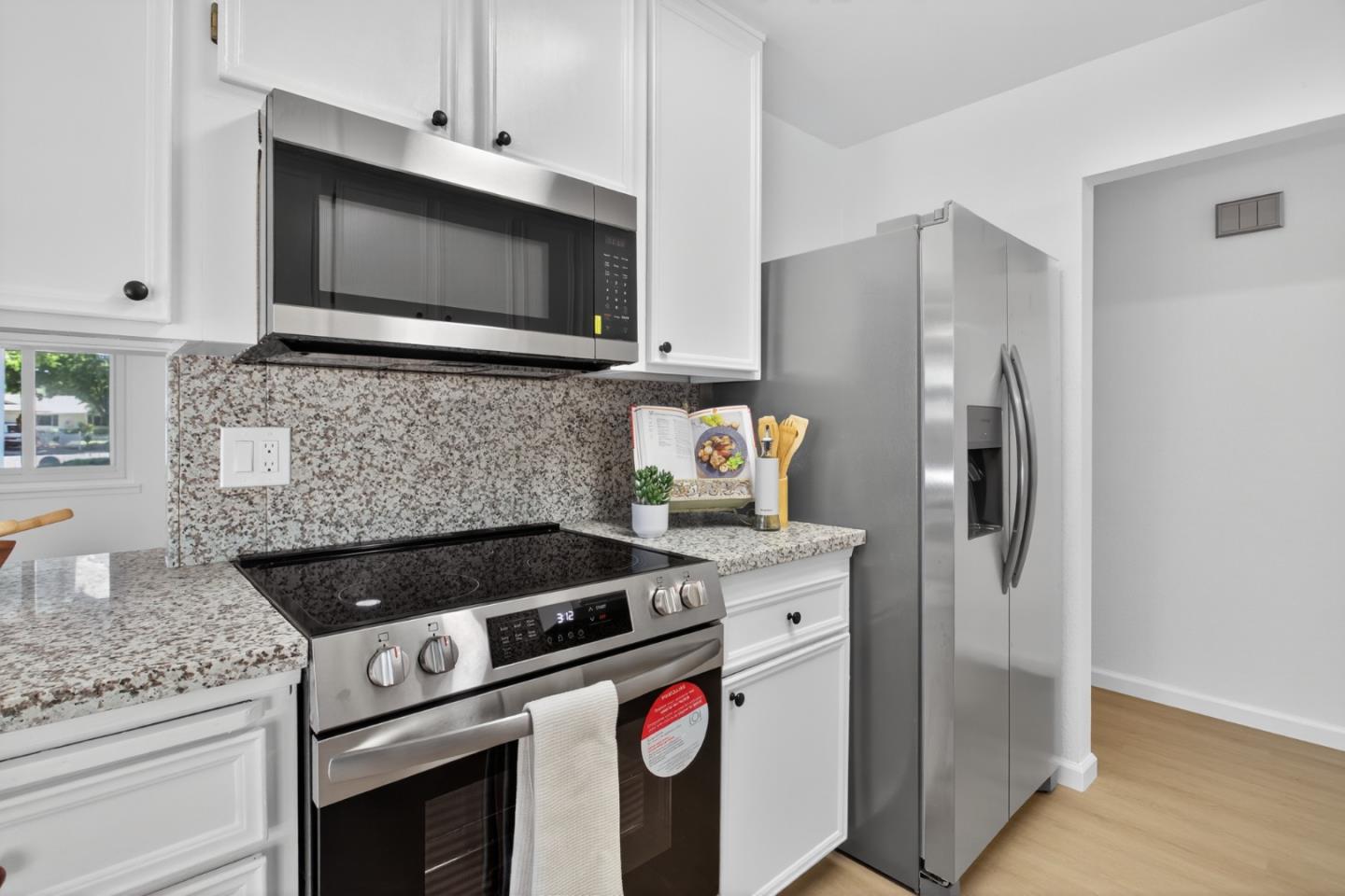 Detail Gallery Image 6 of 12 For 909 Guava Dr, Modesto,  CA 95356 - 3 Beds | 2 Baths