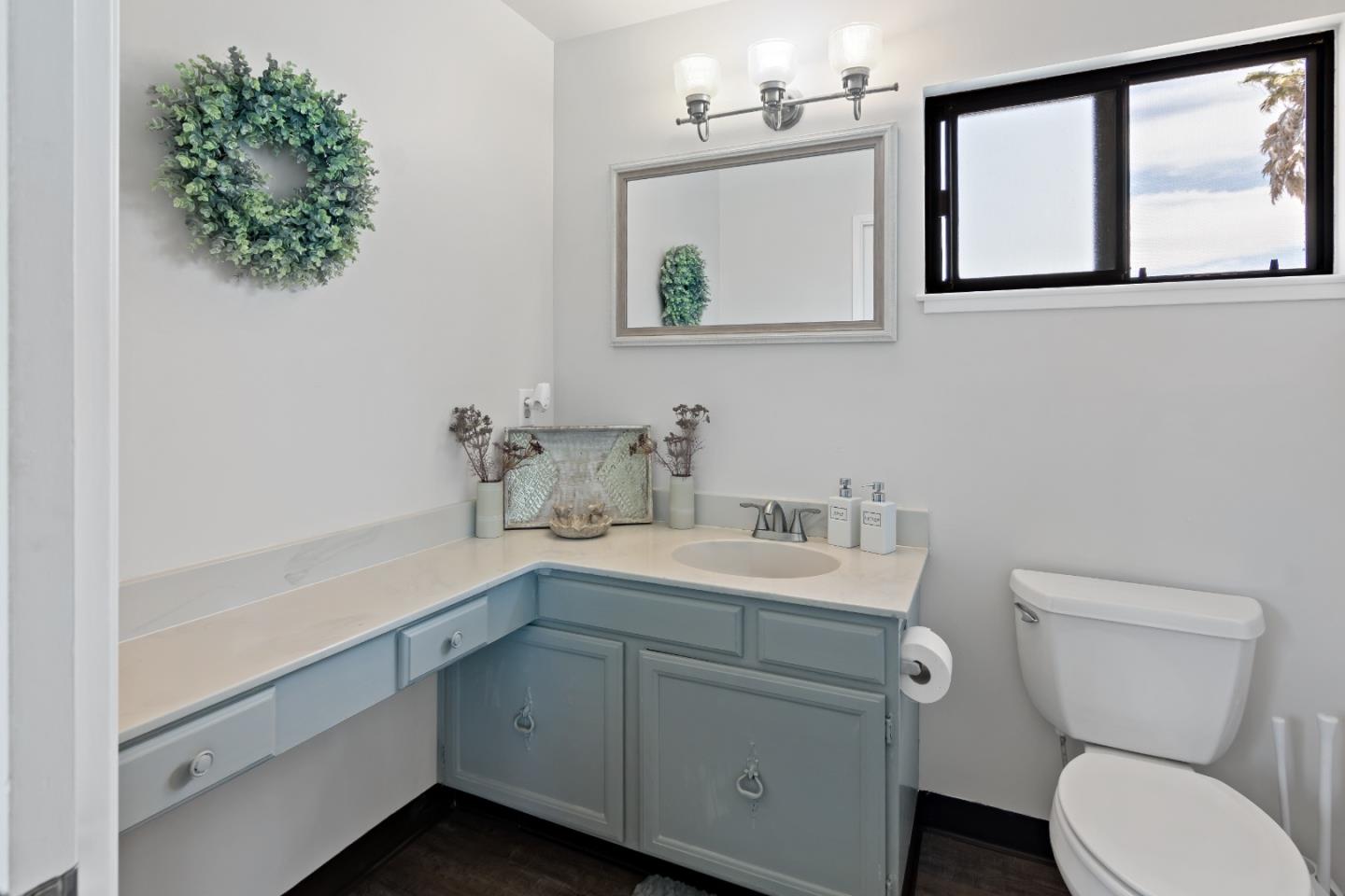 Detail Gallery Image 14 of 19 For 710 Stanford Ave, Salinas,  CA 93901 - 4 Beds | 3 Baths