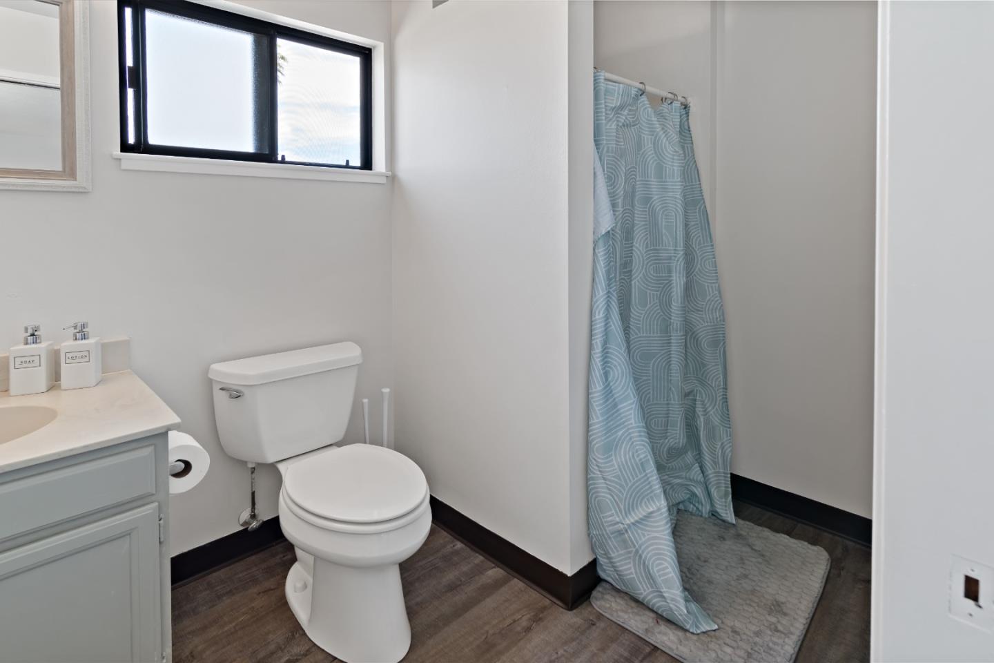 Detail Gallery Image 15 of 19 For 710 Stanford Ave, Salinas,  CA 93901 - 4 Beds | 3 Baths