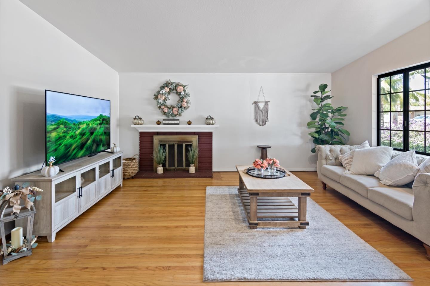 Detail Gallery Image 2 of 19 For 710 Stanford Ave, Salinas,  CA 93901 - 4 Beds | 3 Baths