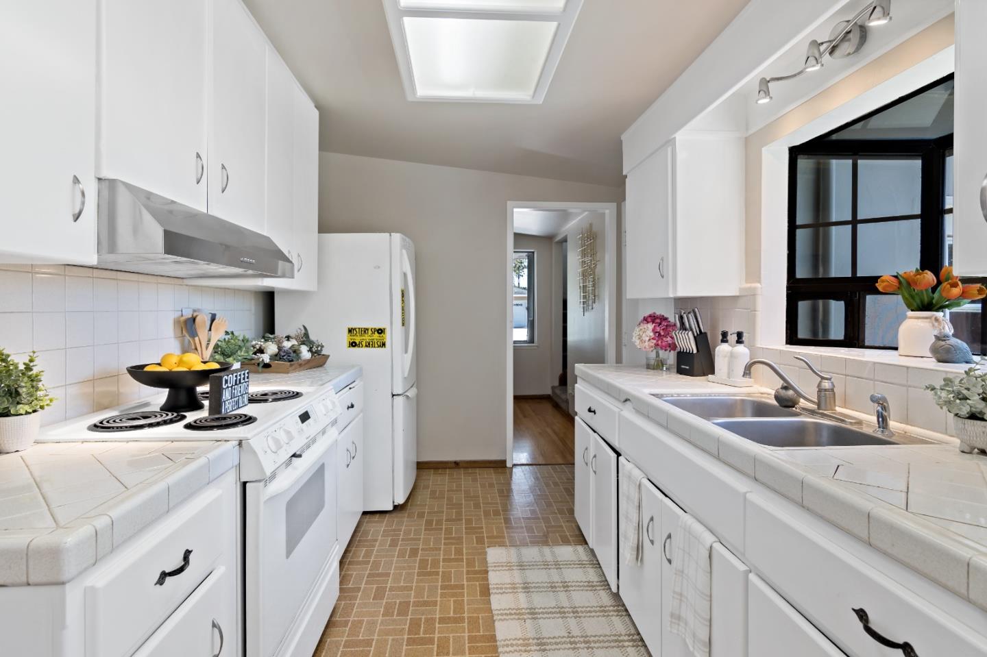 Detail Gallery Image 3 of 19 For 710 Stanford Ave, Salinas,  CA 93901 - 4 Beds | 3 Baths