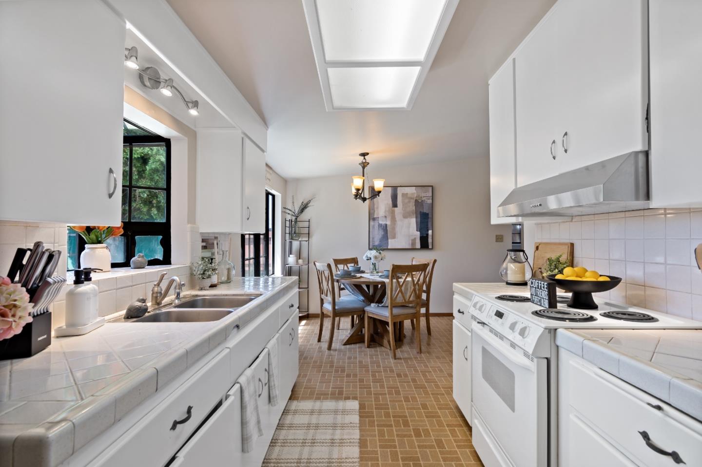 Detail Gallery Image 5 of 19 For 710 Stanford Ave, Salinas,  CA 93901 - 4 Beds | 3 Baths