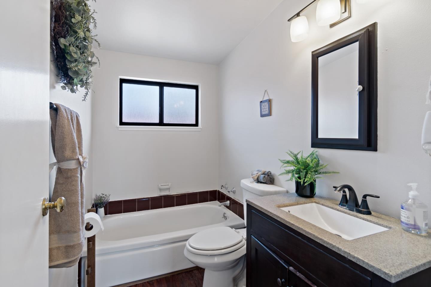 Detail Gallery Image 9 of 19 For 710 Stanford Ave, Salinas,  CA 93901 - 4 Beds | 3 Baths