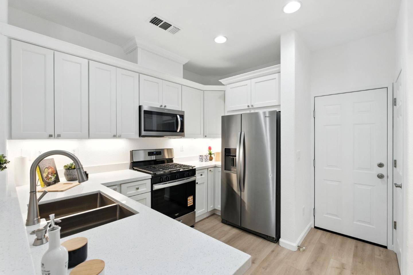 Detail Gallery Image 10 of 35 For 728 City Walk Pl #9,  Hayward,  CA 94541 - 3 Beds | 2/1 Baths