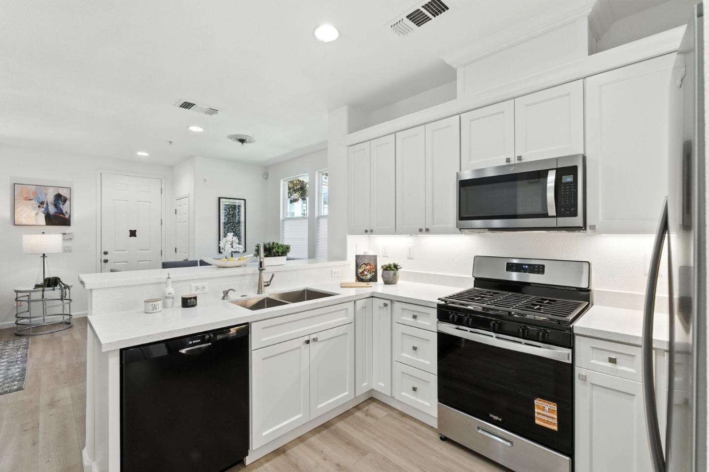 Detail Gallery Image 11 of 35 For 728 City Walk Pl #9,  Hayward,  CA 94541 - 3 Beds | 2/1 Baths