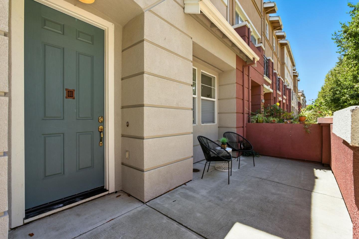 Detail Gallery Image 2 of 35 For 728 City Walk Pl #9,  Hayward,  CA 94541 - 3 Beds | 2/1 Baths