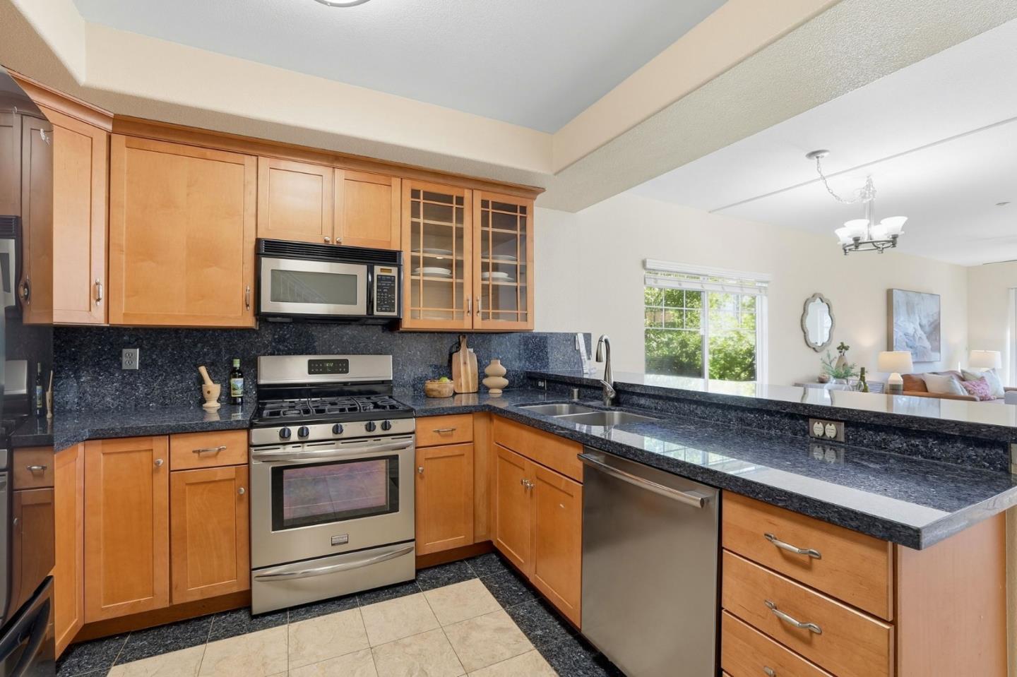 Detail Gallery Image 7 of 19 For 808 Lenzen Ave #107,  San Jose,  CA 95126 - 2 Beds | 2/1 Baths