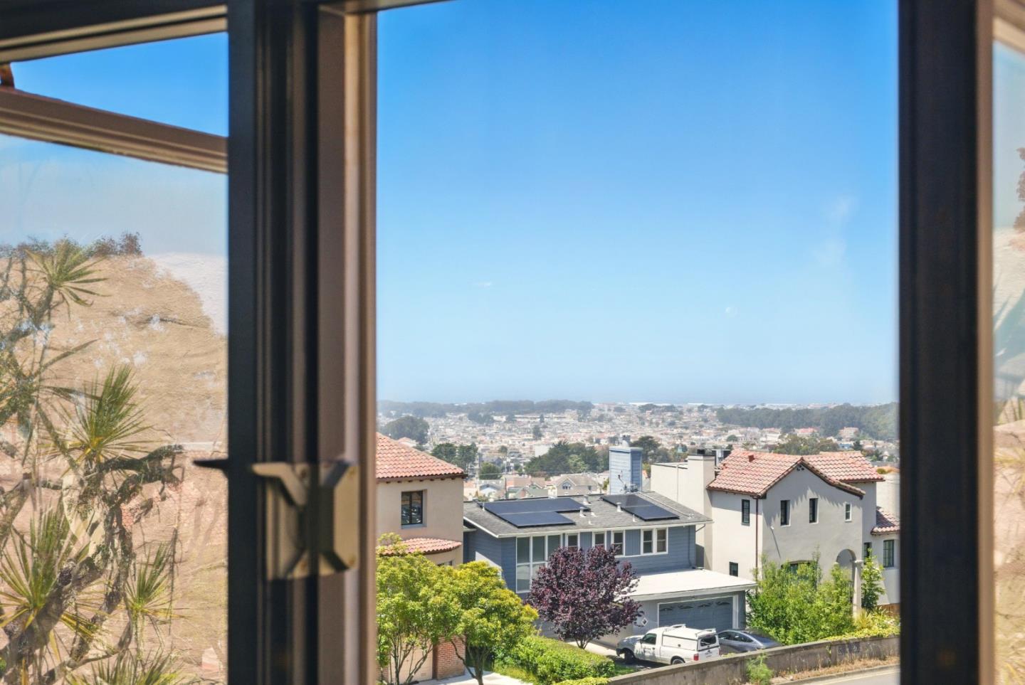 Detail Gallery Image 10 of 65 For 1260 Monterey Blvd, San Francisco,  CA 94127 - 4 Beds | 4 Baths