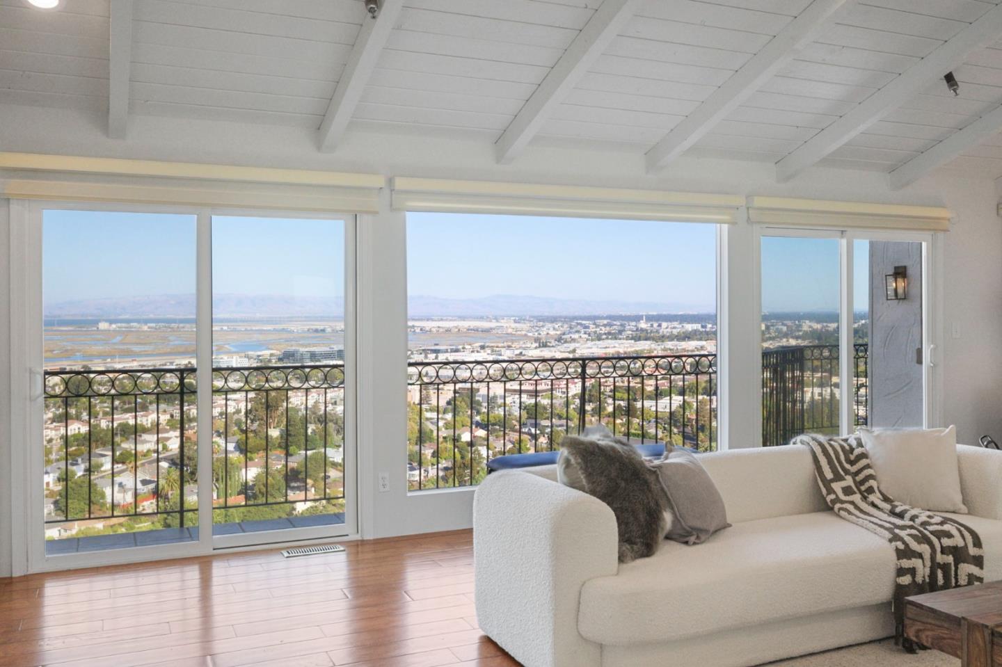 Detail Gallery Image 16 of 31 For 70 Ensenada Rd, San Carlos,  CA 94070 - 5 Beds | 4/1 Baths