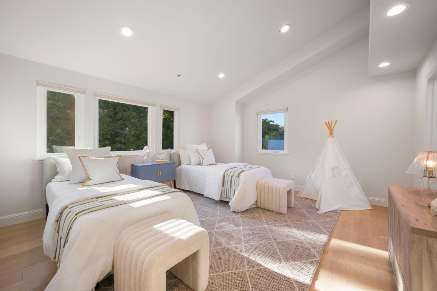 Detail Gallery Image 22 of 31 For 70 Ensenada Rd, San Carlos,  CA 94070 - 5 Beds | 4/1 Baths