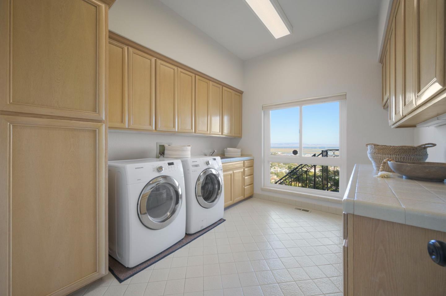 Detail Gallery Image 26 of 31 For 70 Ensenada Rd, San Carlos,  CA 94070 - 5 Beds | 4/1 Baths