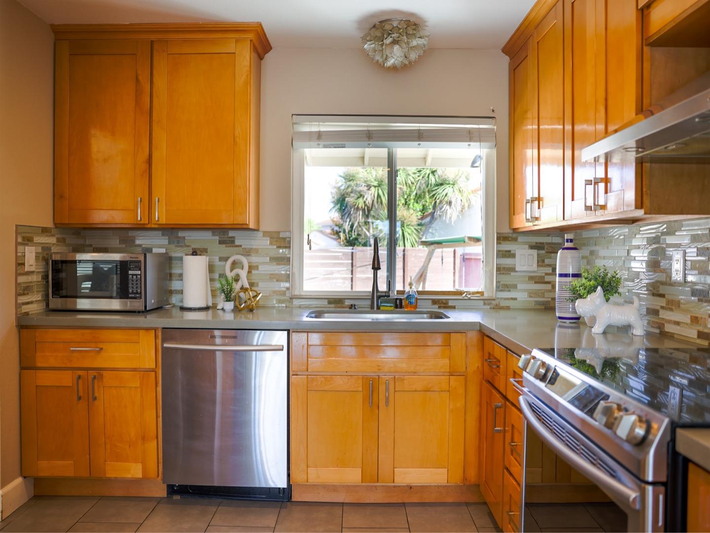 Detail Gallery Image 8 of 65 For 27941 Emerson Ave, Hayward,  CA 94545 - 3 Beds | 2 Baths