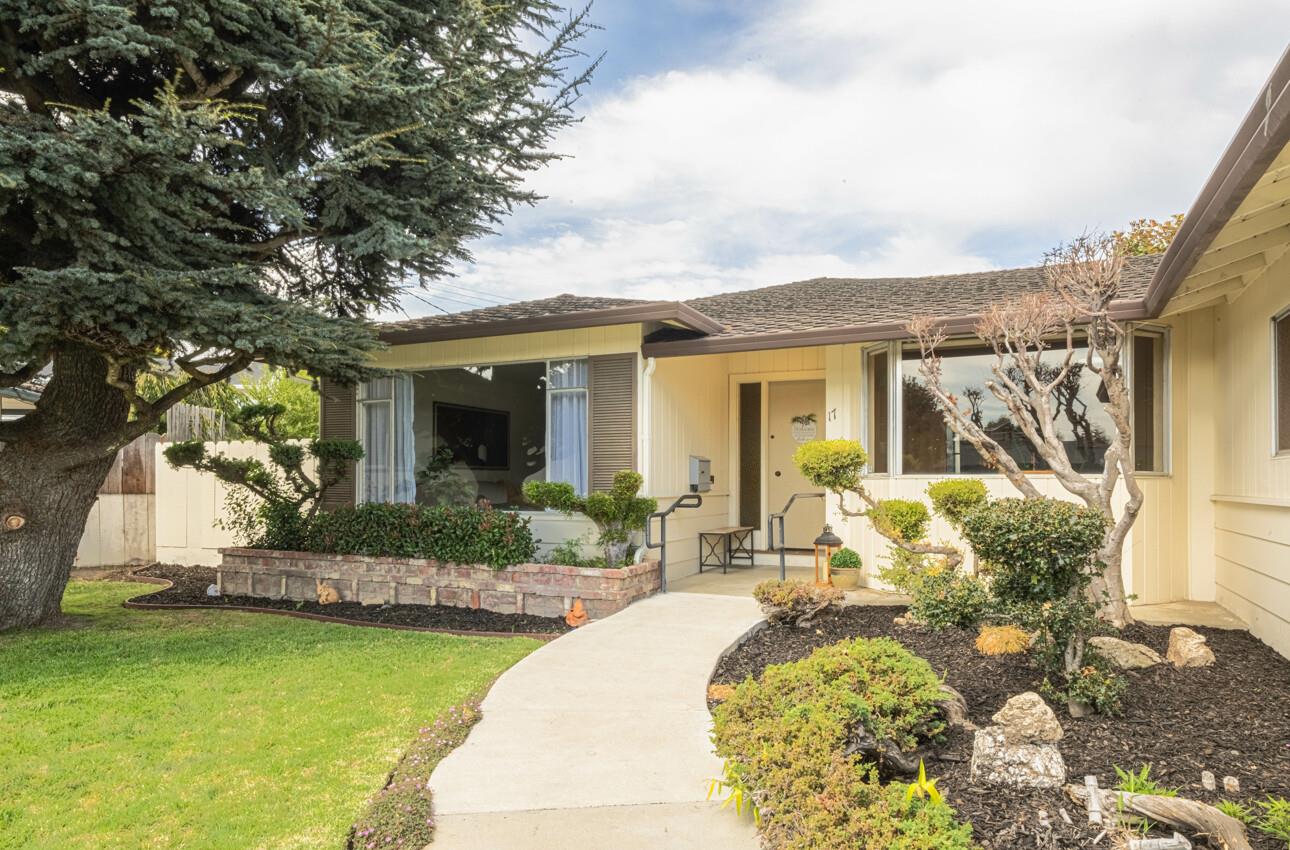 Detail Gallery Image 3 of 47 For 17 San Marcos Ct, Salinas,  CA 93901 - 3 Beds | 2 Baths
