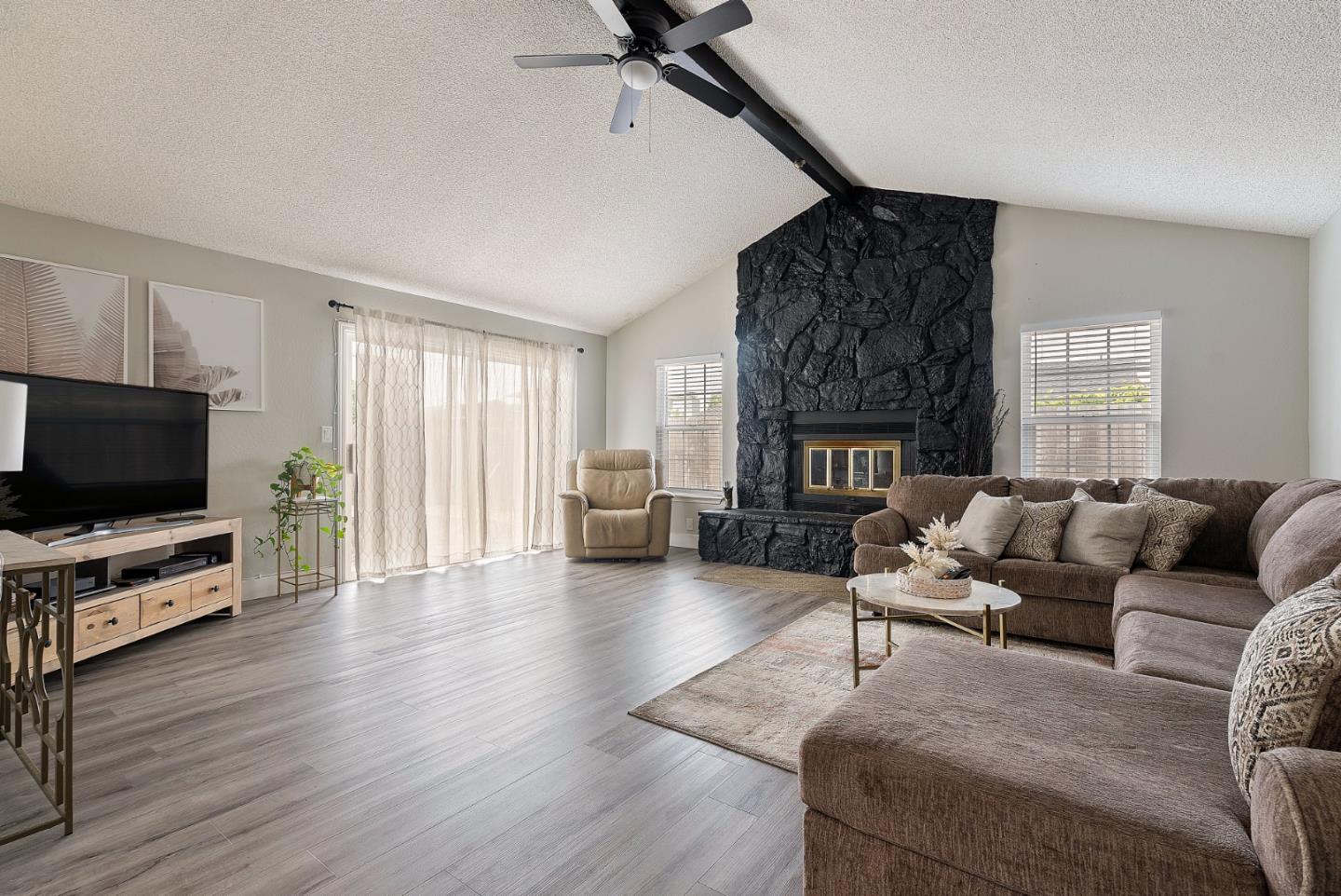 Detail Gallery Image 4 of 79 For 26147 Stryker St, Hayward,  CA 94545 - 3 Beds | 2 Baths