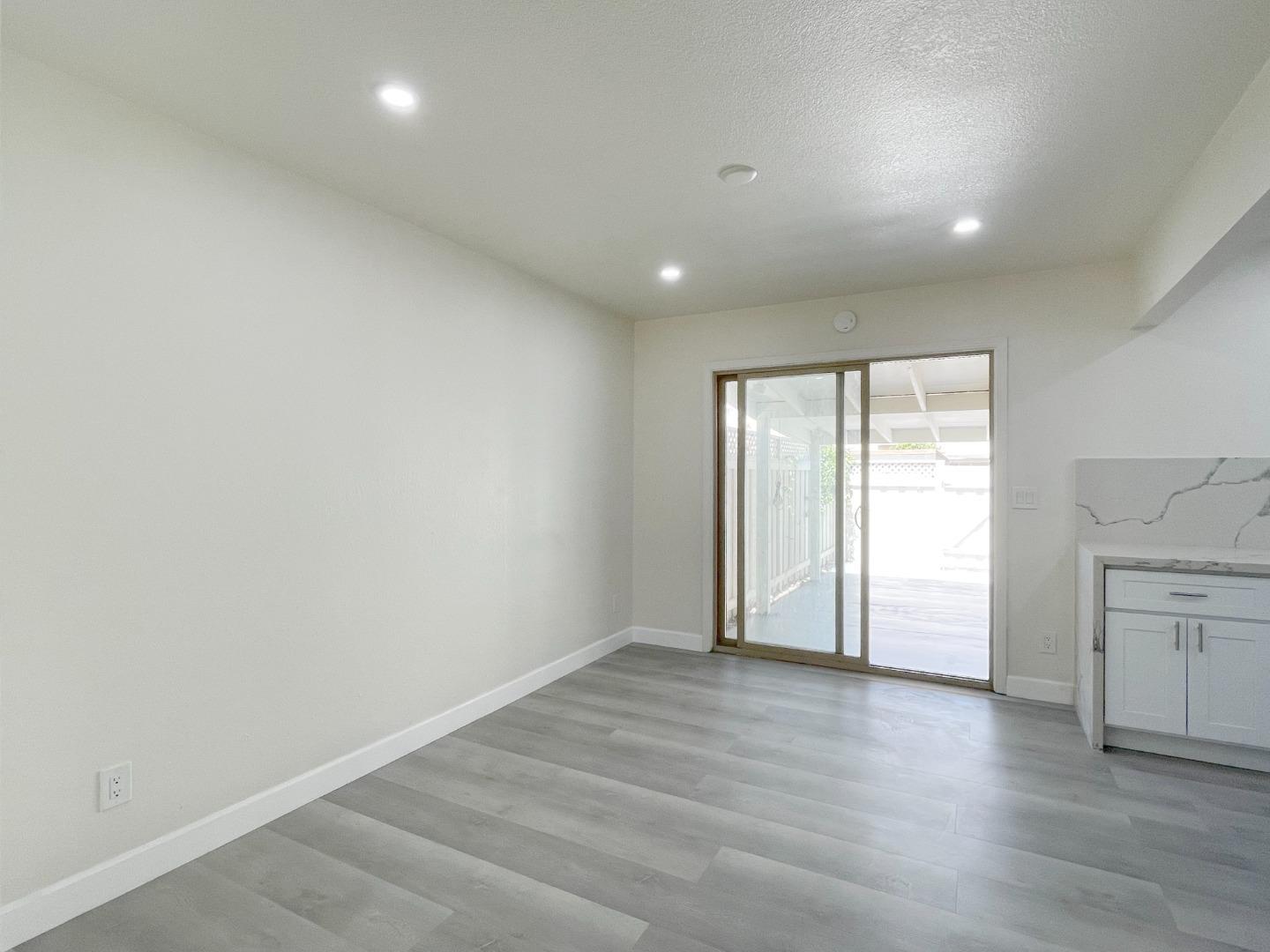 Detail Gallery Image 4 of 18 For 5070 Plaza Corona, Santa Clara,  CA 95054 - 3 Beds | 1/1 Baths