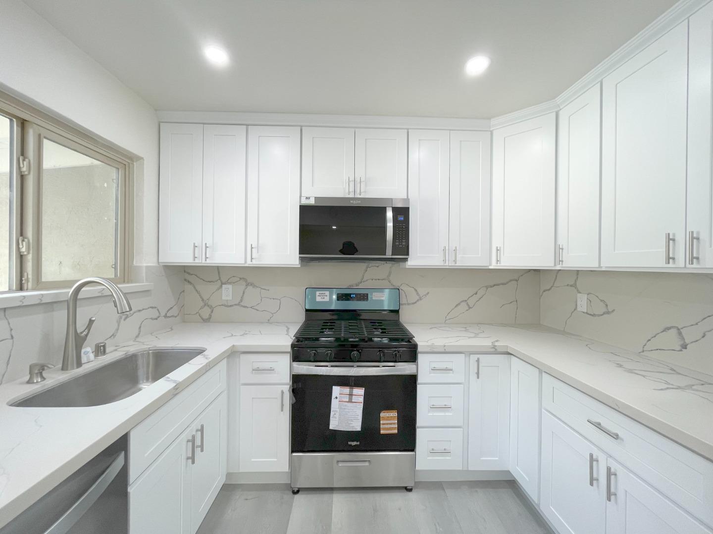 Detail Gallery Image 7 of 18 For 5070 Plaza Corona, Santa Clara,  CA 95054 - 3 Beds | 1/1 Baths