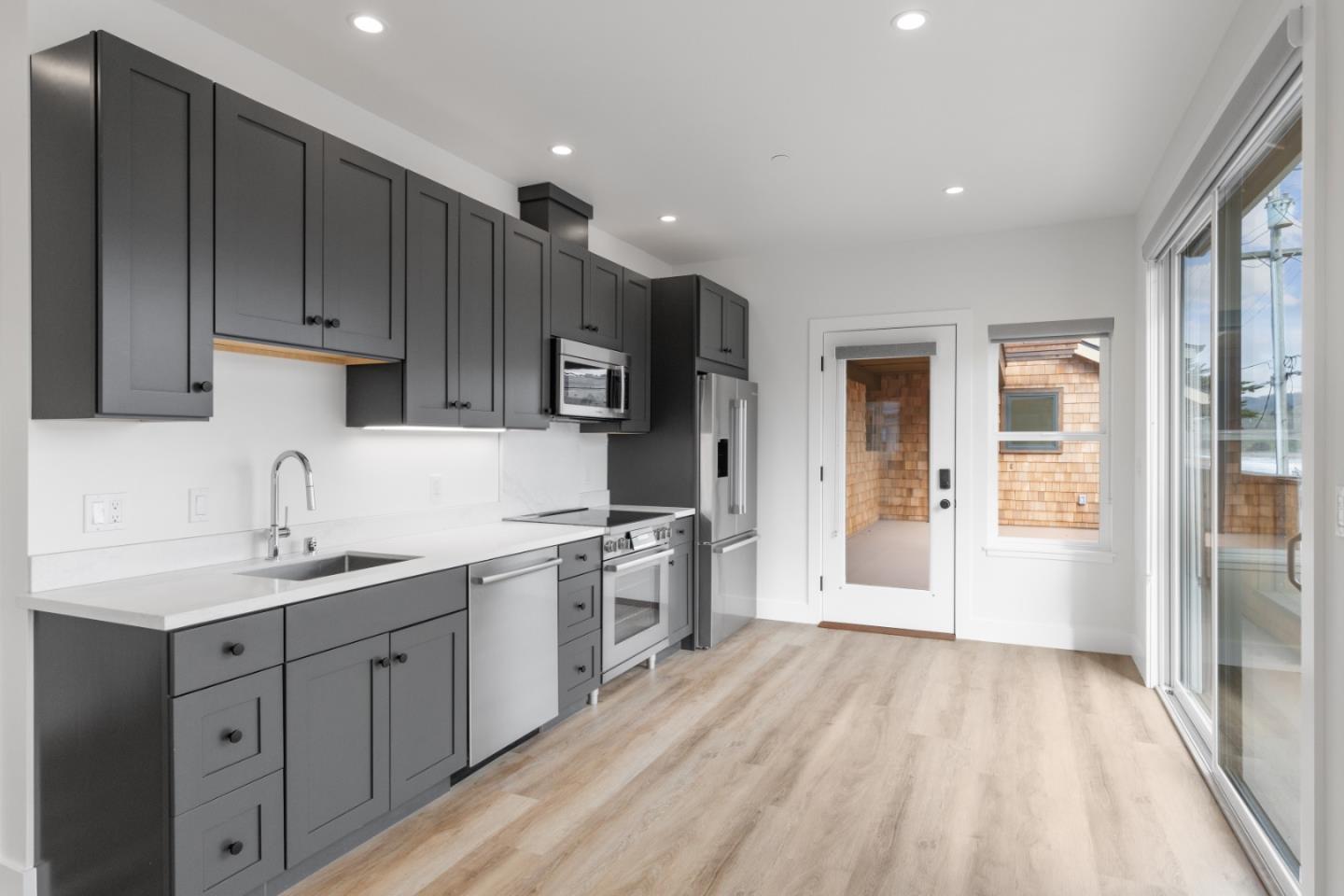 Detail Gallery Image 3 of 29 For 1200 Danmann #C,  Pacifica,  CA 94044 - 2 Beds | 1 Baths