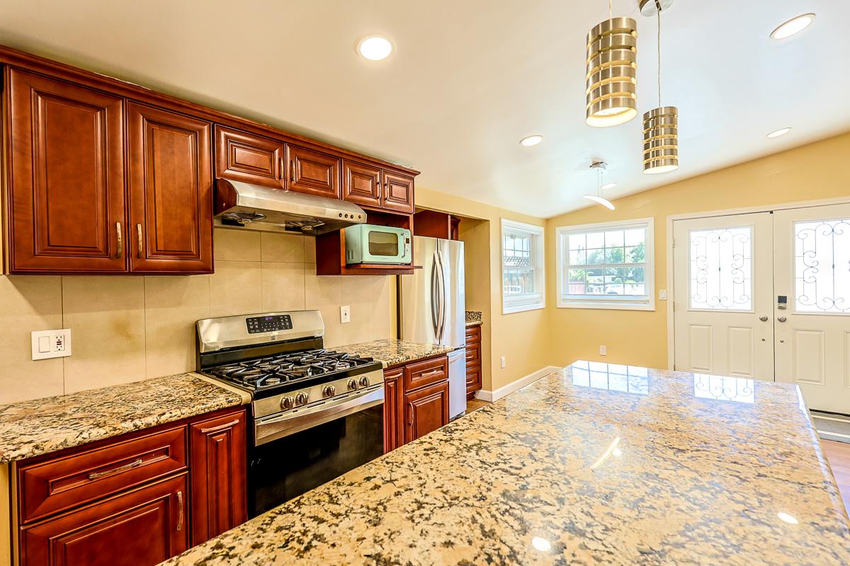Detail Gallery Image 5 of 28 For 10697 Morengo Dr, Cupertino,  CA 95014 - 3 Beds | 2 Baths