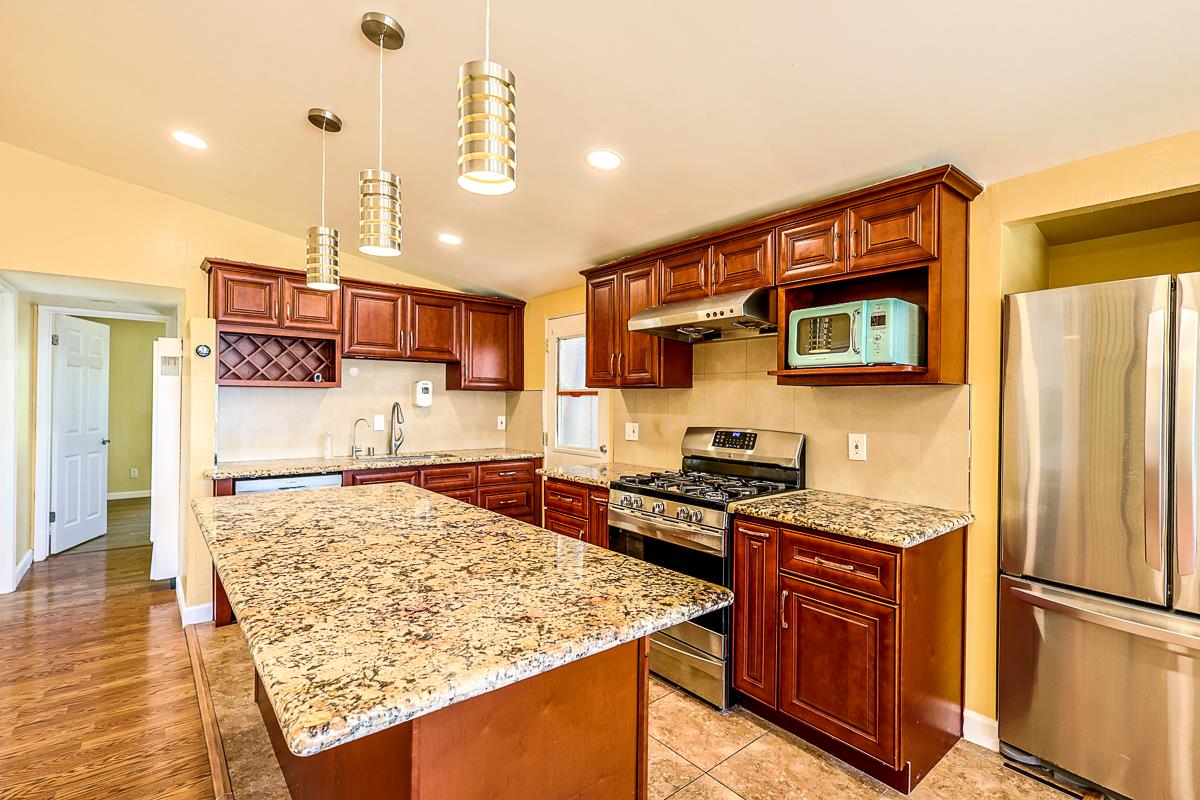 Detail Gallery Image 7 of 28 For 10697 Morengo Dr, Cupertino,  CA 95014 - 3 Beds | 2 Baths