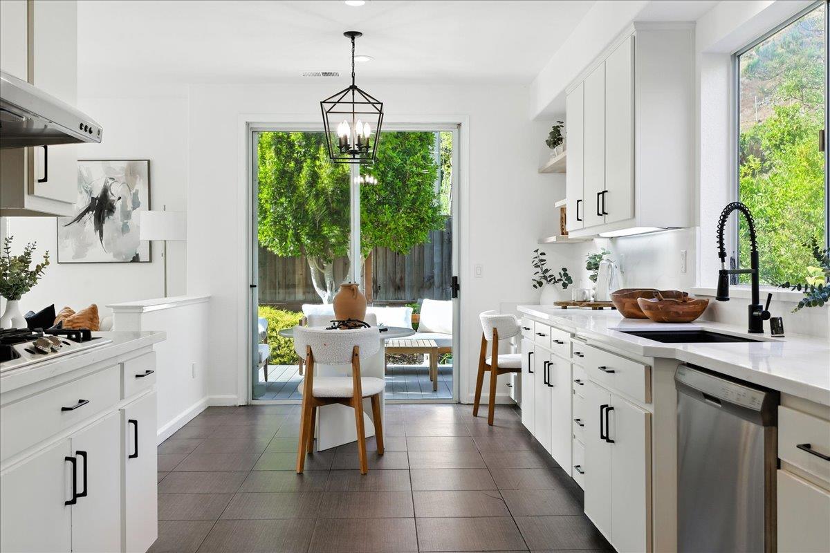 Detail Gallery Image 19 of 87 For 8 Parkgrove Dr, South San Francisco,  CA 94080 - 4 Beds | 3/1 Baths