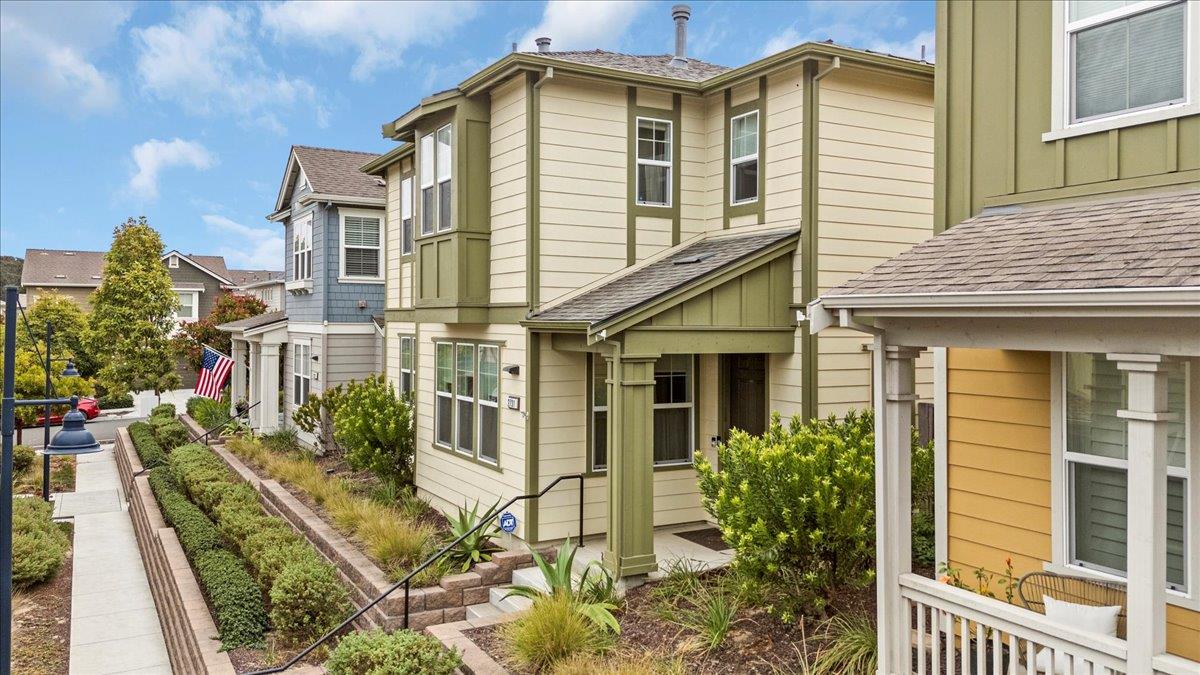 Detail Gallery Image 2 of 45 For 2731 Bungalow Dr, Marina,  CA 93933 - 3 Beds | 2/1 Baths