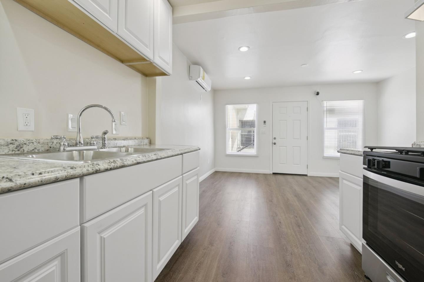 Detail Gallery Image 6 of 14 For 366 E 55th St, Los Angeles,  CA 90011 - 2 Beds | 1 Baths
