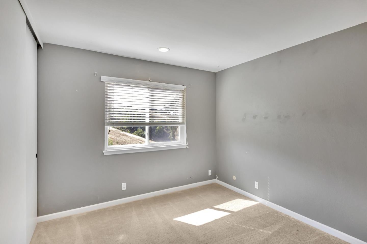 Detail Gallery Image 10 of 22 For 28625 Hayward Blvd, Hayward,  CA 94542 - 4 Beds | 2/1 Baths