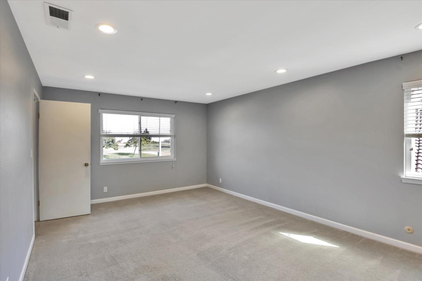Detail Gallery Image 11 of 22 For 28625 Hayward Blvd, Hayward,  CA 94542 - 4 Beds | 2/1 Baths