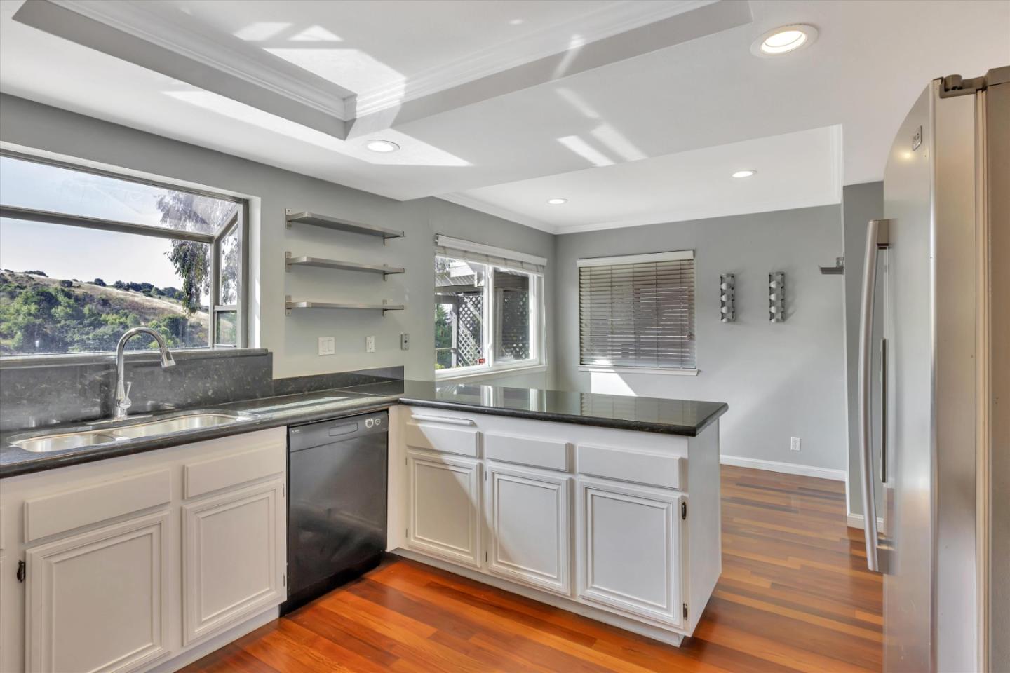 Detail Gallery Image 6 of 22 For 28625 Hayward Blvd, Hayward,  CA 94542 - 4 Beds | 2/1 Baths