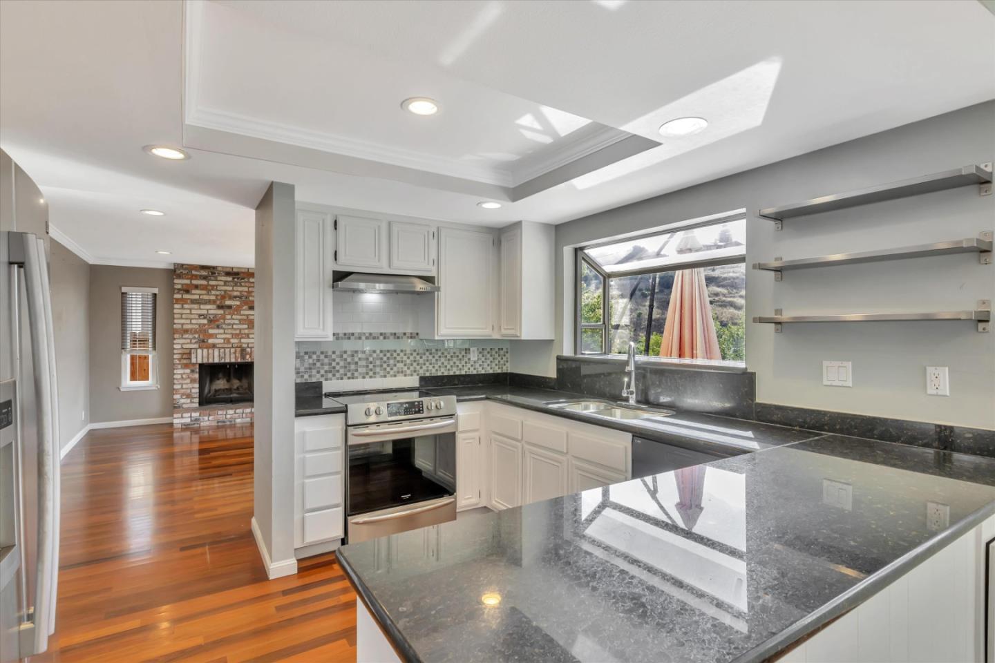 Detail Gallery Image 7 of 22 For 28625 Hayward Blvd, Hayward,  CA 94542 - 4 Beds | 2/1 Baths