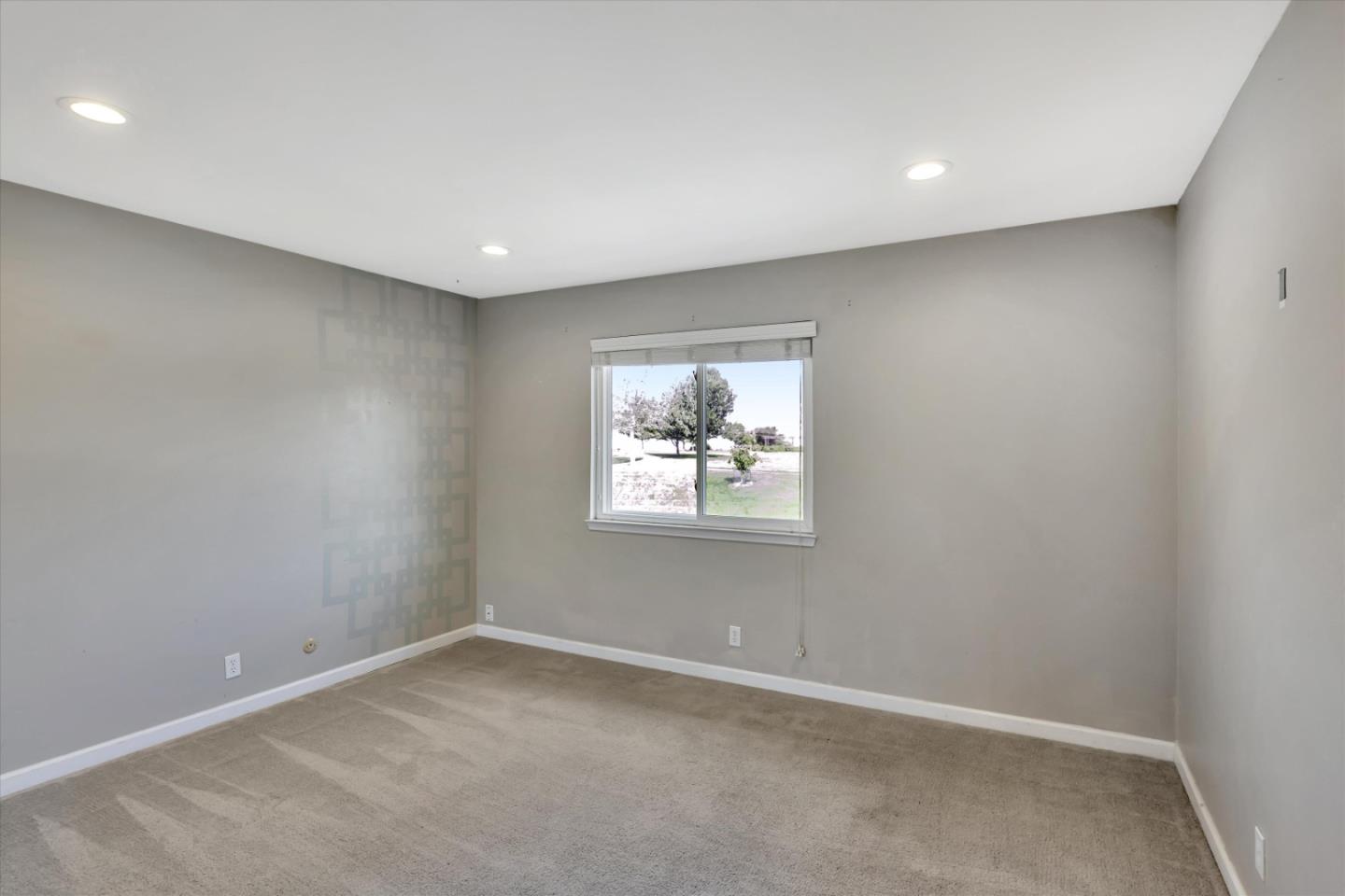 Detail Gallery Image 8 of 22 For 28625 Hayward Blvd, Hayward,  CA 94542 - 4 Beds | 2/1 Baths