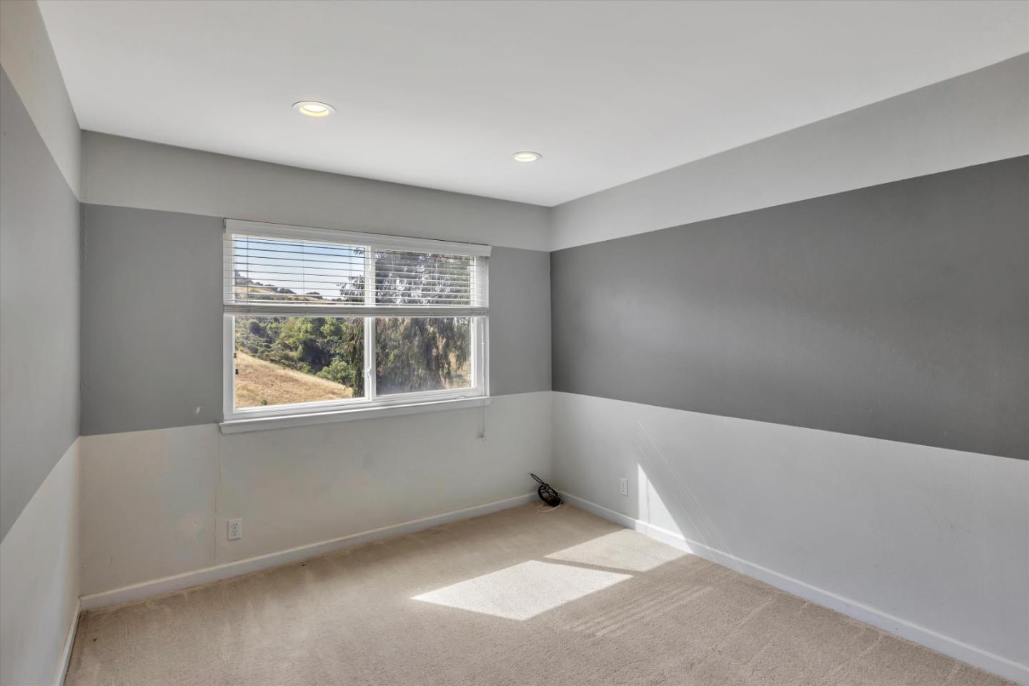 Detail Gallery Image 9 of 22 For 28625 Hayward Blvd, Hayward,  CA 94542 - 4 Beds | 2/1 Baths