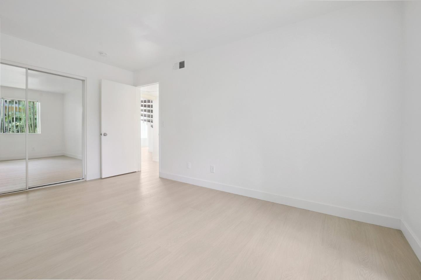 Detail Gallery Image 10 of 18 For 14937 Dickens St #209,  Sherman Oaks,  CA 91403 - 2 Beds | 2 Baths