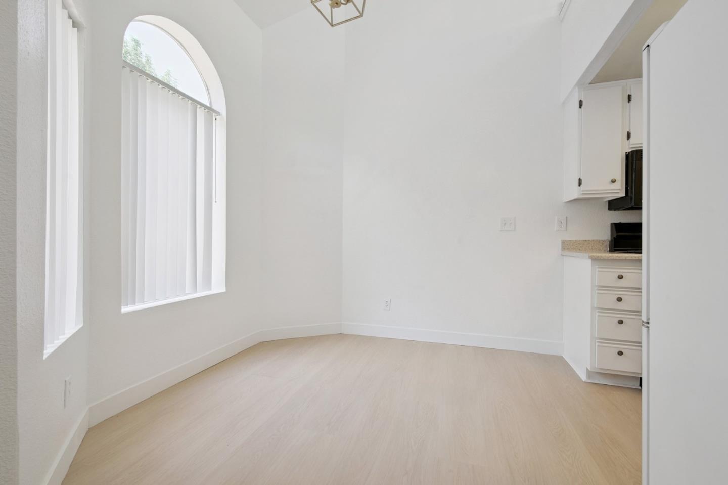 Detail Gallery Image 6 of 18 For 14937 Dickens St #209,  Sherman Oaks,  CA 91403 - 2 Beds | 2 Baths